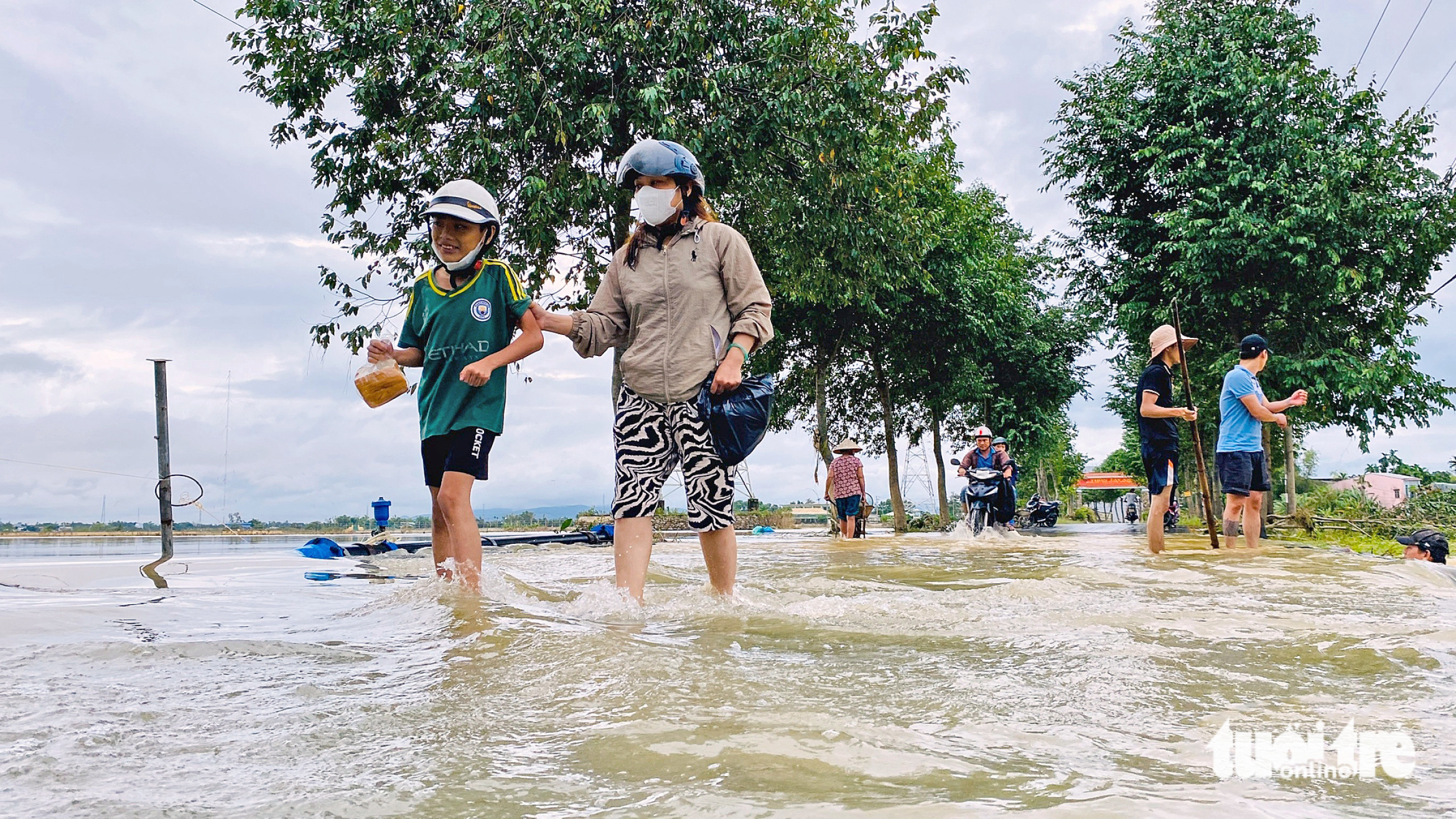 洪水后回家,和春居民震惊地发现家中积水超过2米深